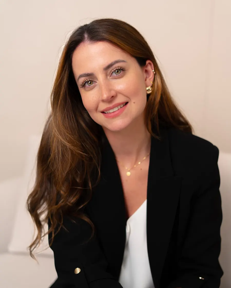 Dra. Andrea Virmond, cirurgiã do aparelho digestivo, sentada em seu consultório
